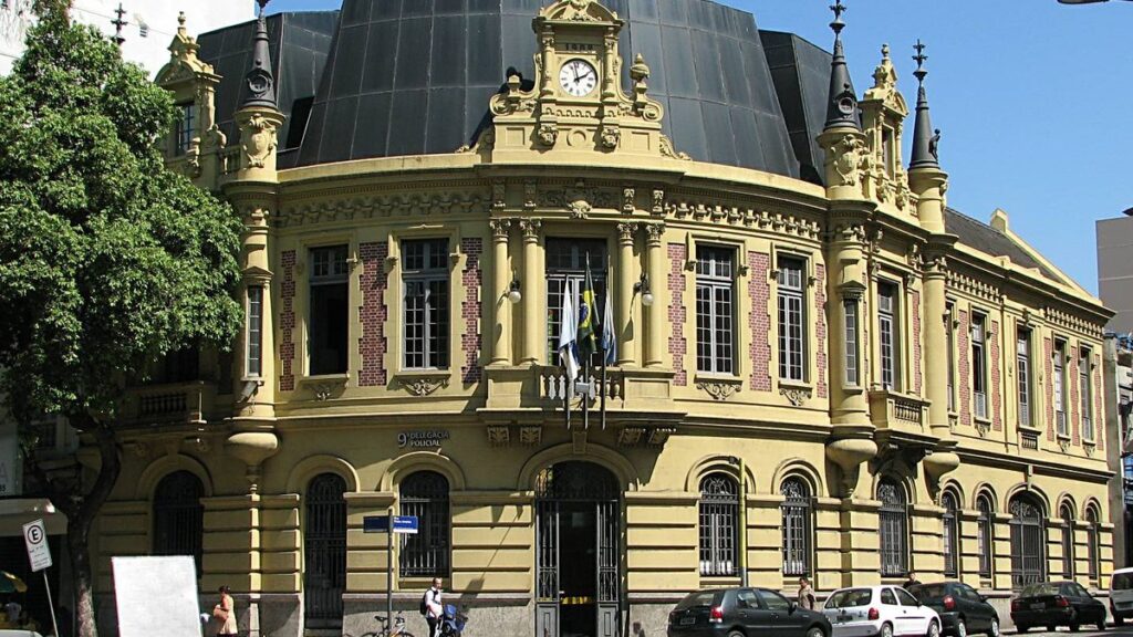 Fachada da sede da Polícia Civil do Estado do Rio de Janeiro.