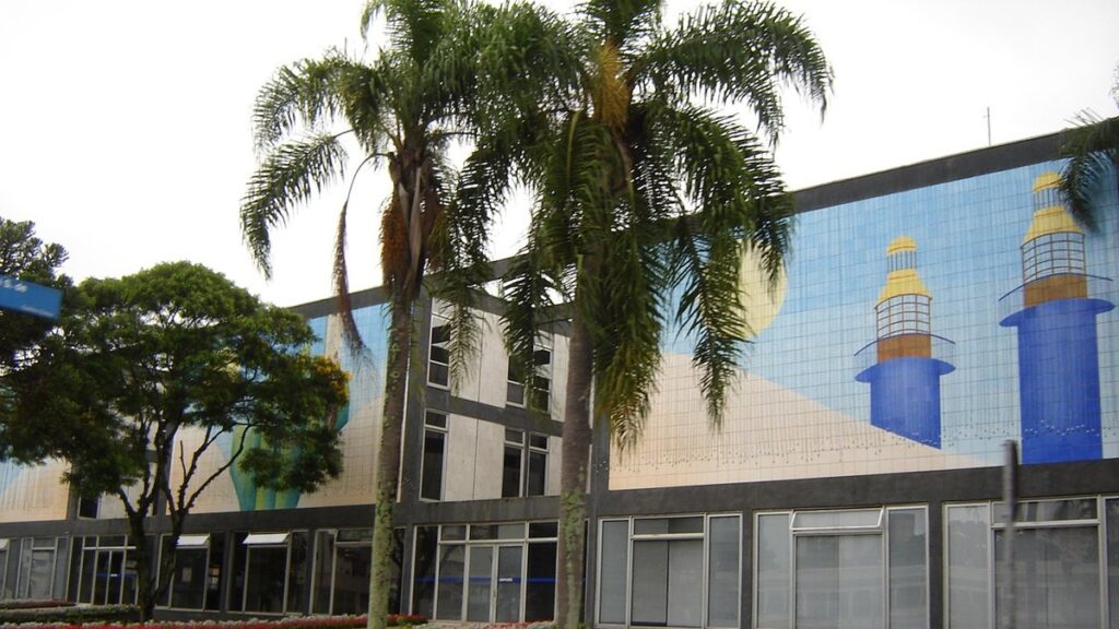 Fachada da sede da Prefeitura Municipal de Curitiba, no Paraná.
