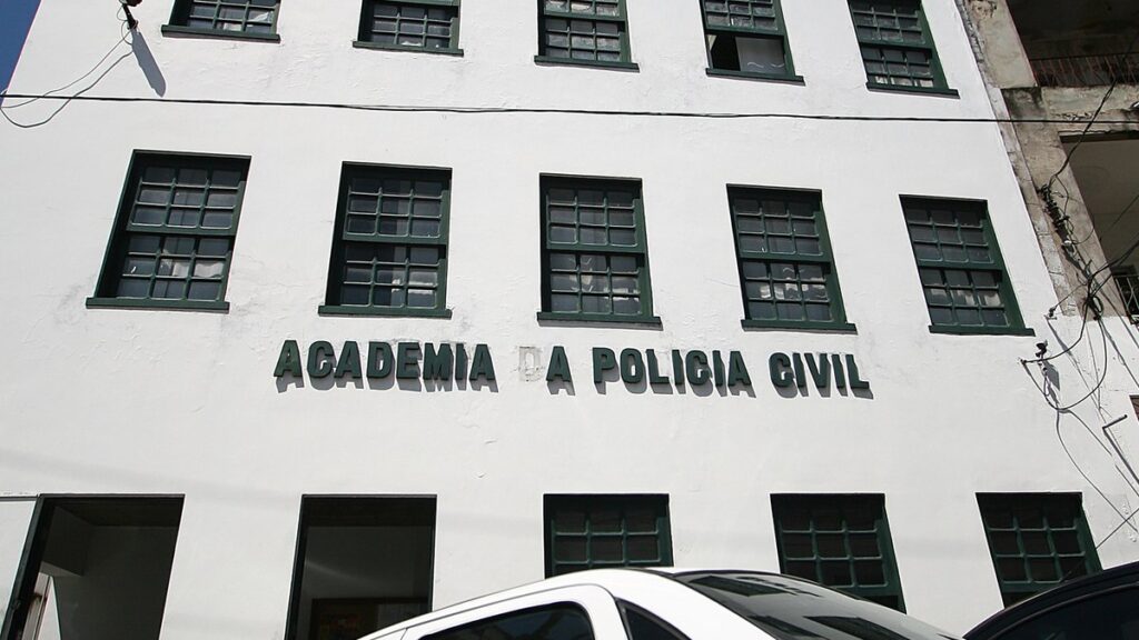 Fachada da sede da Polícia Civil do Estado da Bahia.