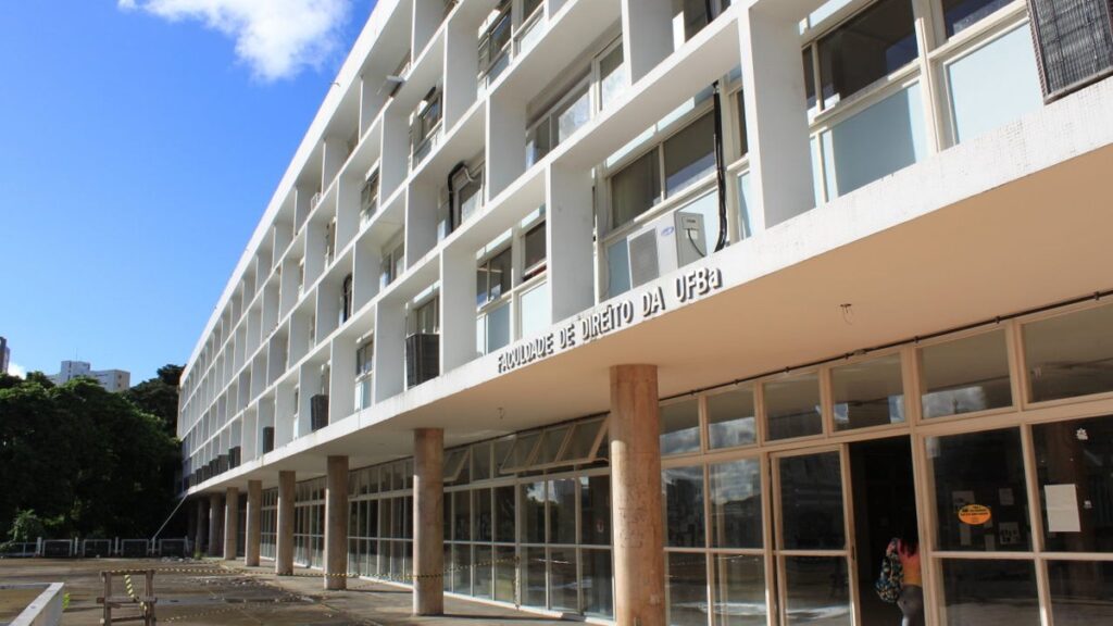 Fachada da sede da Universidade Federal da Bahia, instituição responsável pelo concurso UFBA 2026.