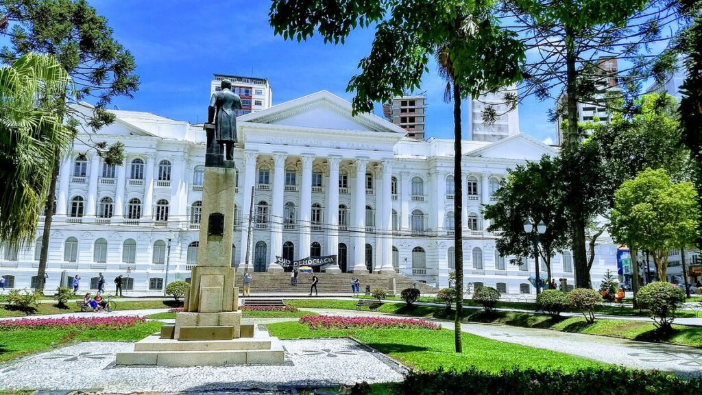 Prédio histórico da Universidade Federal do Paraná na Praça Santos Andrade, em Curitiba.