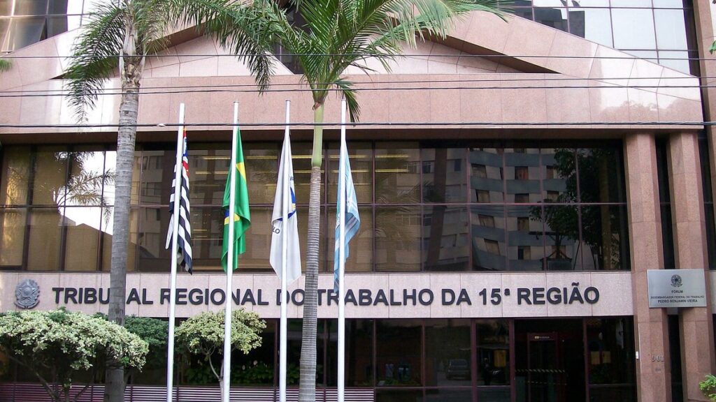 Fachada da sede de um Tribunal Regional do Trabalho.