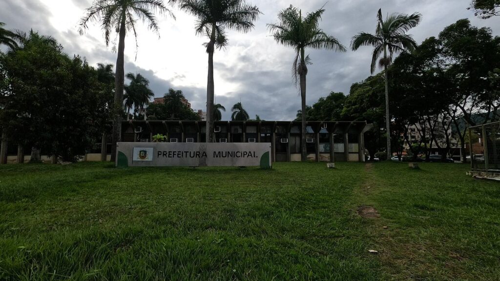 Vista da sede da Prefeitura de João Monlevade, em Minas Gerais.
