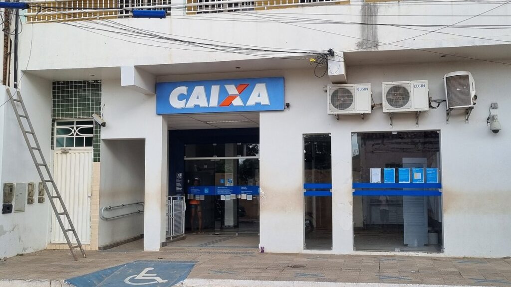 Fachada da sede da Caixa Econômica Federal, instituição com novo concurso de nível médio em estudos.