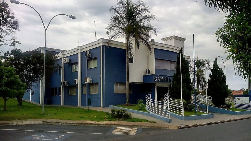 Fachada da sede da Câmara Municipal de Laranjal, em Minas Gerais.