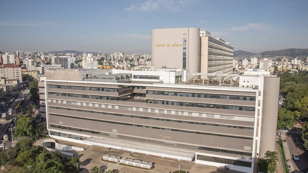 Fachada da sede do Hospital de Clínicas de Porto Alegre, no Rio Grande do Sul.