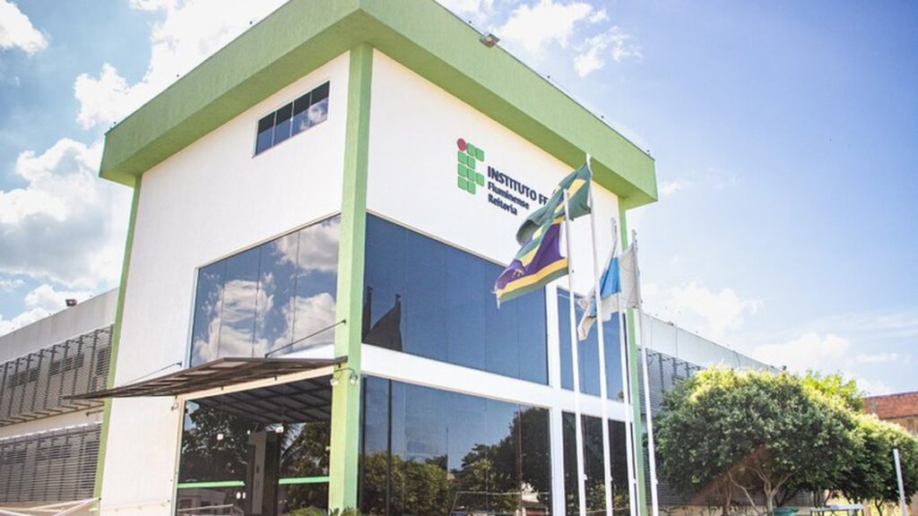 Fachada da sede do Instituto Federal Fluminense, instituição com novo concurso para técnicos e professores.