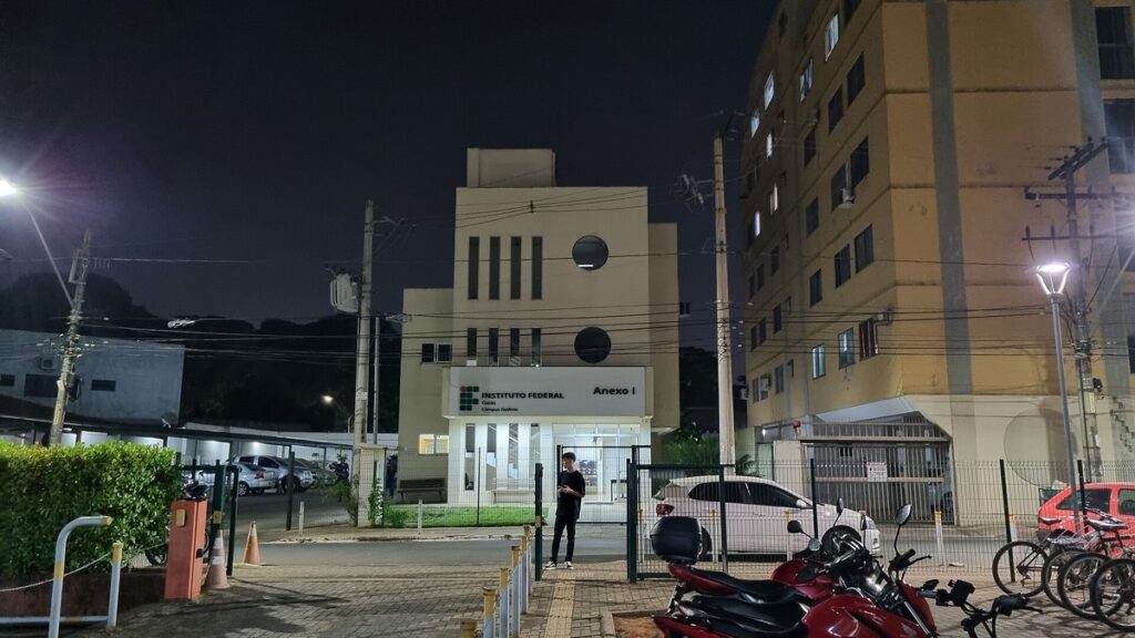 Fachada da sede do Instituto Federal de Goiás, instituição com novo concurso previsto para 97 vagas.