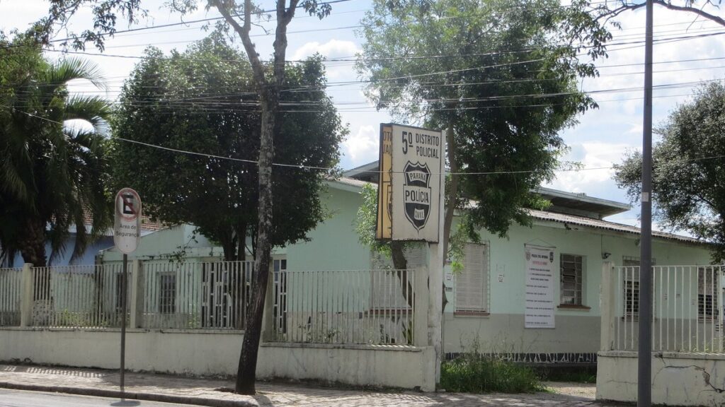 Fachada da sede da Polícia Civil do Paraná, órgão responsável pelas carreiras do concurso PC-PR 2026.