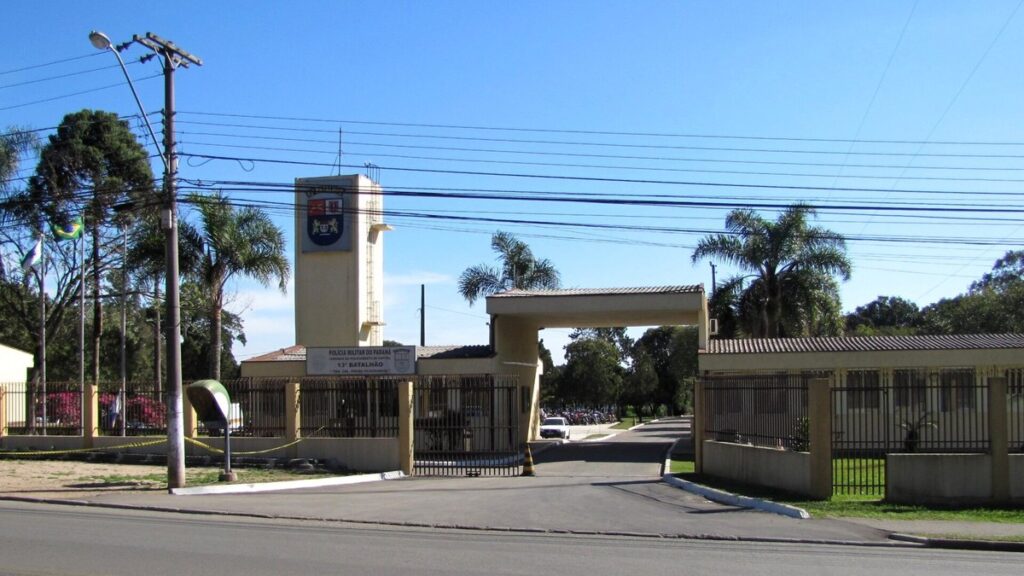 Vista da sede da Polícia Militar do Estado do Paraná.
