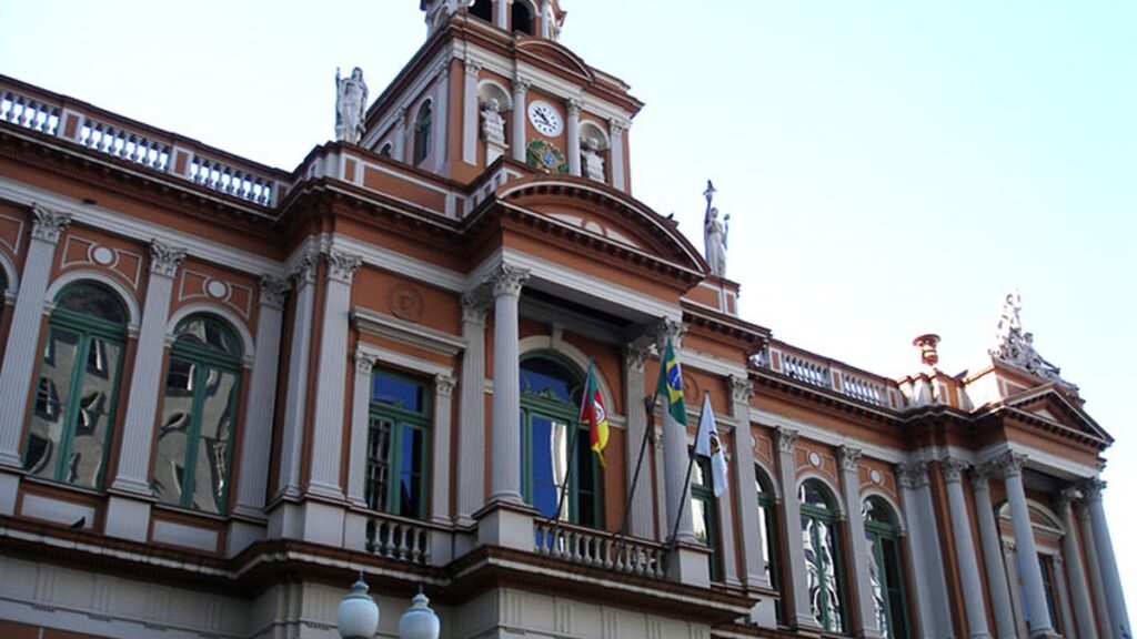 Fachada da sede da Prefeitura Municipal de Porto Alegre, no Rio Grande do Sul.