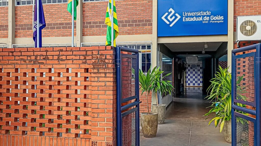 Fachada da sede da Universidade Estadual de Goiás, instituição responsável pela seleção de intérpretes de Libras.