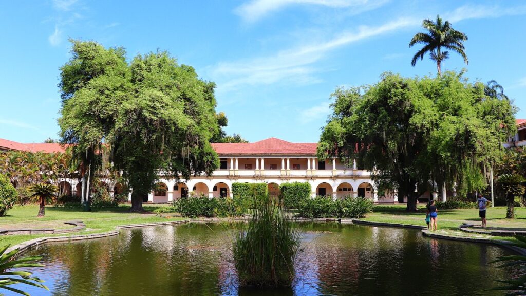 Campus-sede da Universidade Federal Rural do Rio de Janeiro em Seropédica, com ampla área verde e prédios históricos.