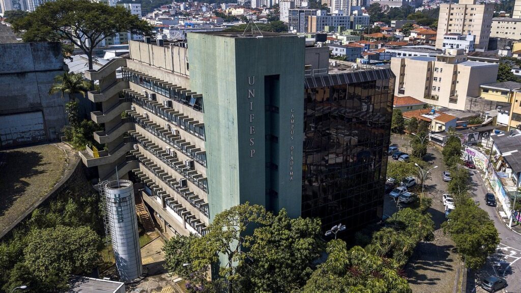 Fachada do Campus Diadema da Universidade Federal de São Paulo, com vegetação e céu limpo.
