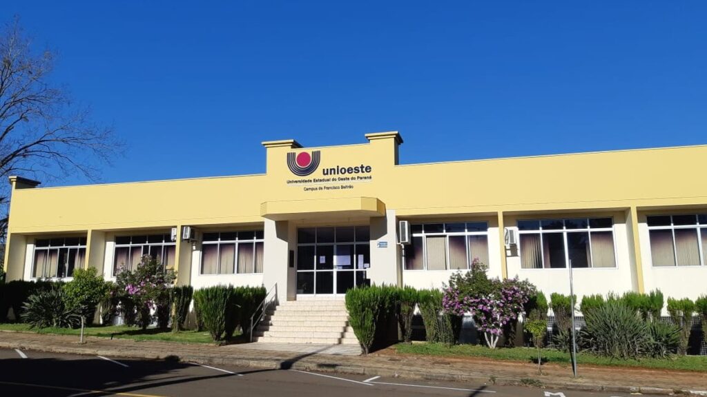 Vista da sede do Hospital Universitário do Oeste do Paraná, vinculado à UNIOESTE.