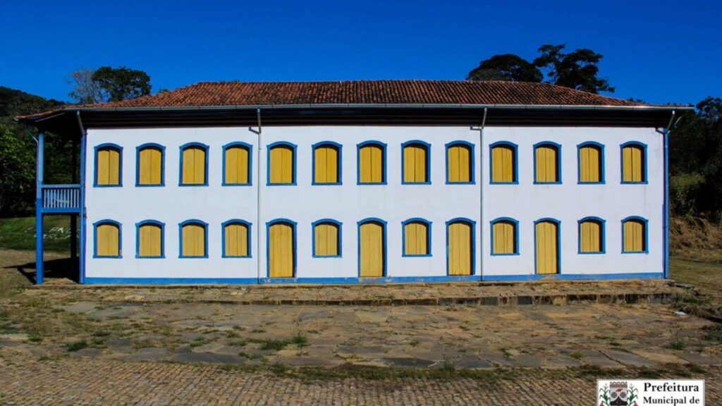 Fachada da sede da Prefeitura Municipal de Nova Era, em Minas Gerais.