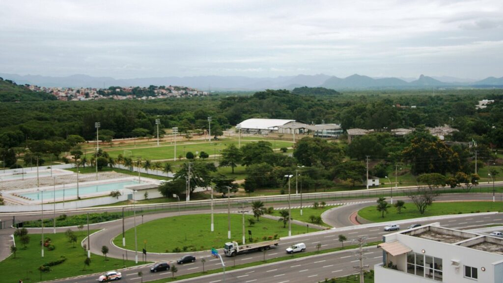 Vista da sede da Universidade Federal do Espírito Santo em Vitória, local de atuação da vaga de professor visitante estrangeiro em Educação.